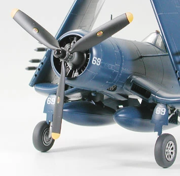 Brand new ๐ Tamiya Vought F4U-1D Corsair With Moto Tug ๐ 2 Brand new ๐ Tamiya Vought F4U-1D Corsair With Moto Tug ๐ - Image 2